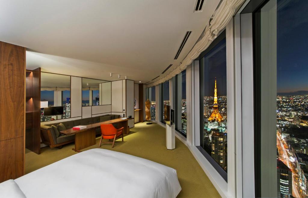 Andaz tokyo toranomon hills hotel room with panorama view to the city