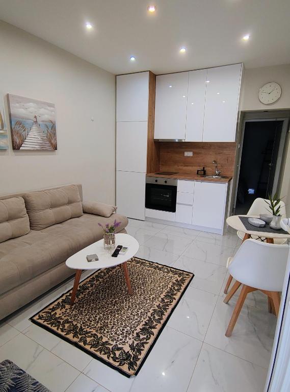 Sunrise Apartment, Perea