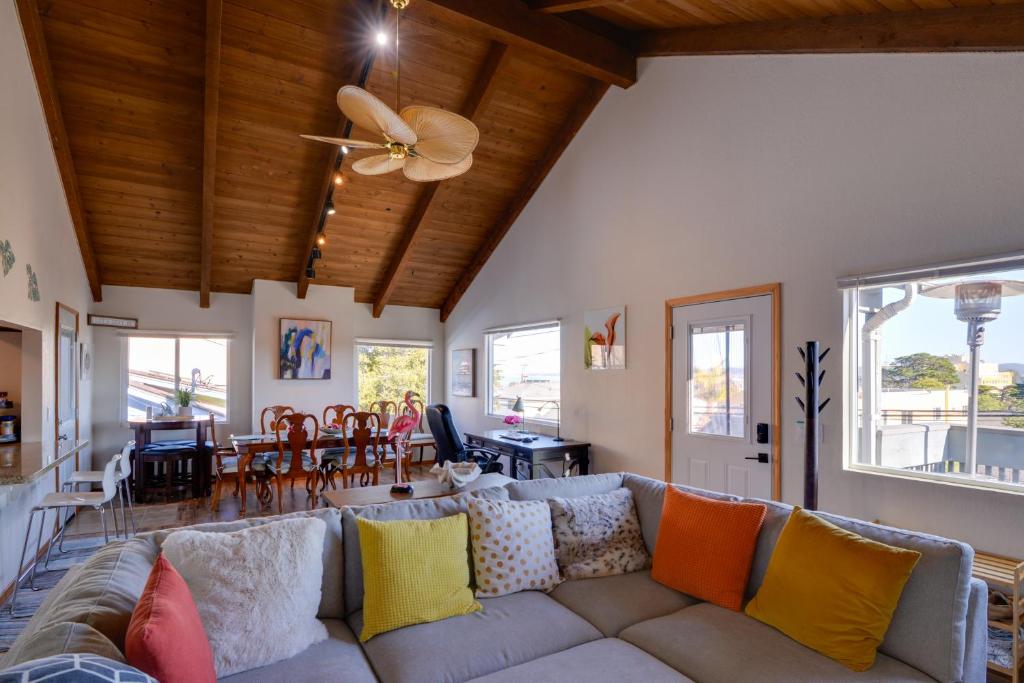 Breezy and Central Monterey Apt with Bay View!, Monterey