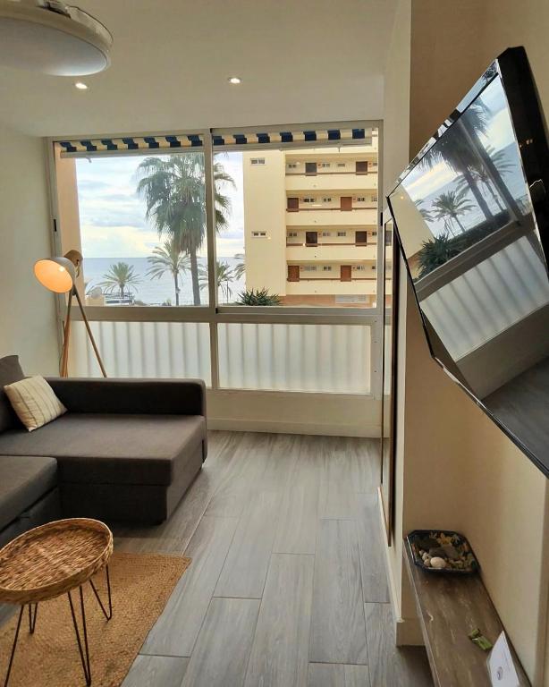 Sea View 2BR Beachfront & Cozy Balcony Marbella - 5