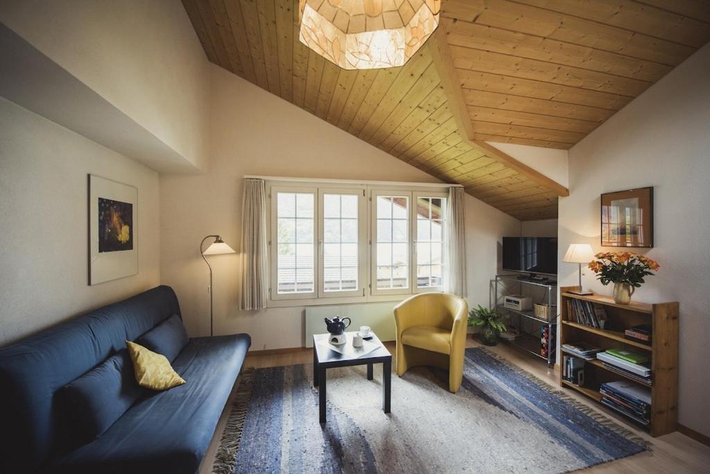 Top floor flat with lake view and balcony, Brienz