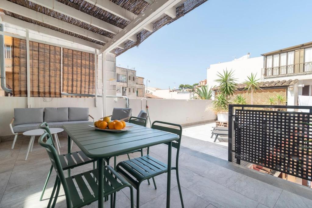 Spacious, central right on the beach, large terrace, Islas Baleares