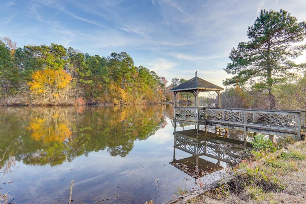 Scenic Studio with Dock Access in Fayetteville!, Fayetteville