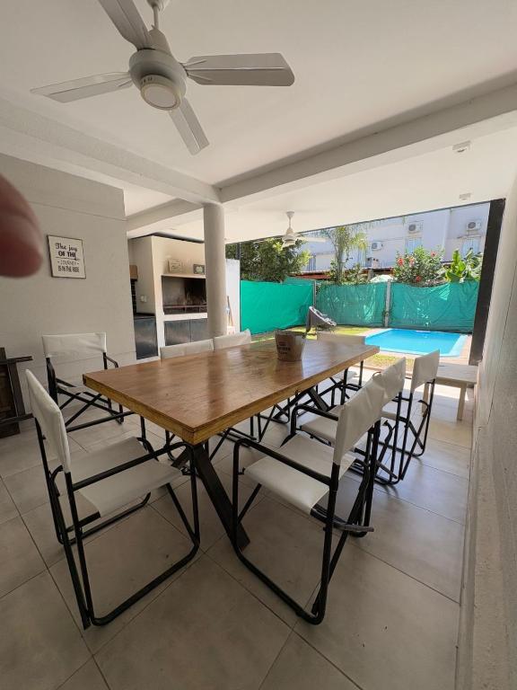 Casa ALI, cuenta con 4 camas individuales y una cama matrimonial, capacidad máxima 6 personas - 3