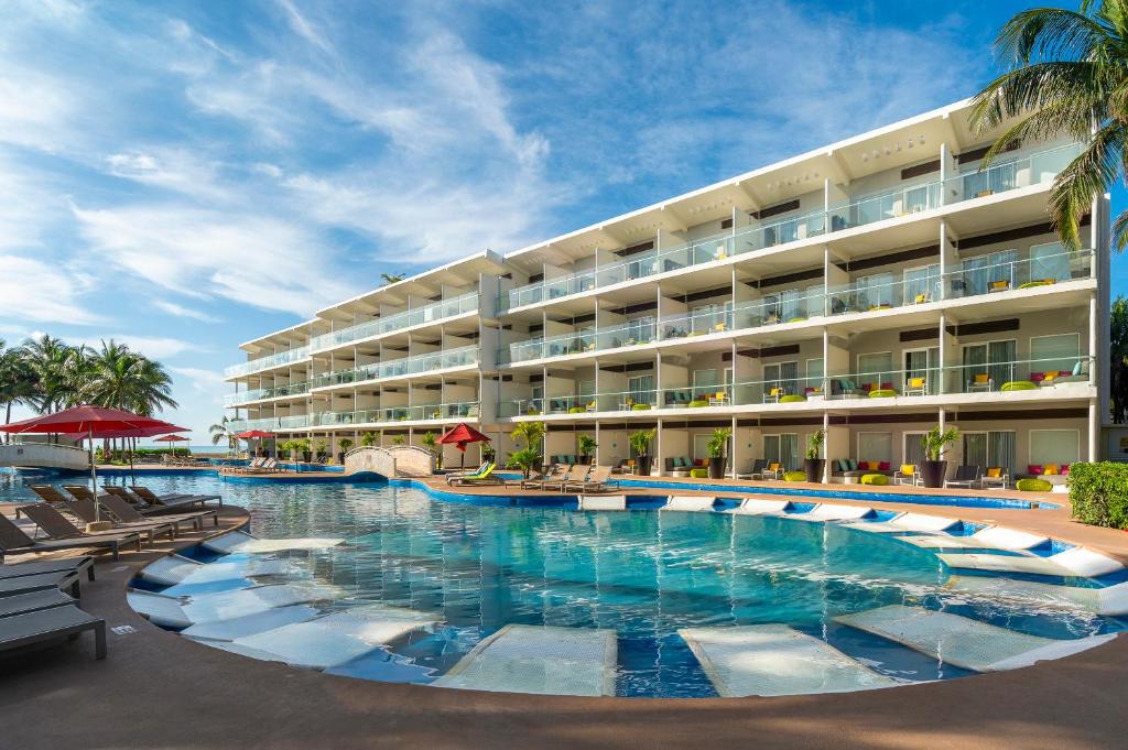 Iberostar Selection Riviera Cancun - All Inclusive — Hotel building in Puerto Morelos, Quintana Roo