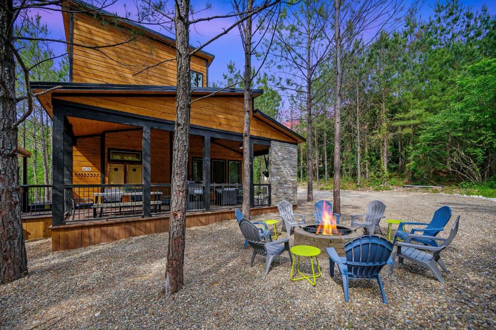 Rustic-Chic Cabin with Hot Tub Firepit & Games, Stephens Gap