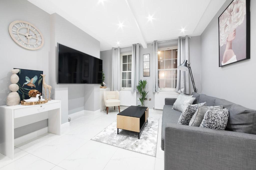 High Ceiling Modern Apartment Heart of Central London, Londýn