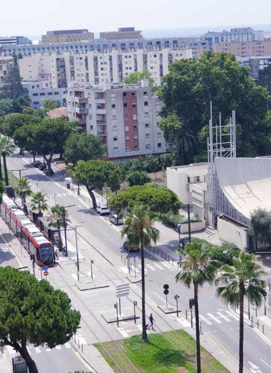 Grand Appartement 5 chambres, 5 télévision , 95 m2, vue mer, tramway sur place, gare train 2 min, aéroport 5 min , Large Apartment 5 bedrooms, 5 televisions, 95 m2, sea view, tram on site, train station 2 mins, airport 5 mins - 5