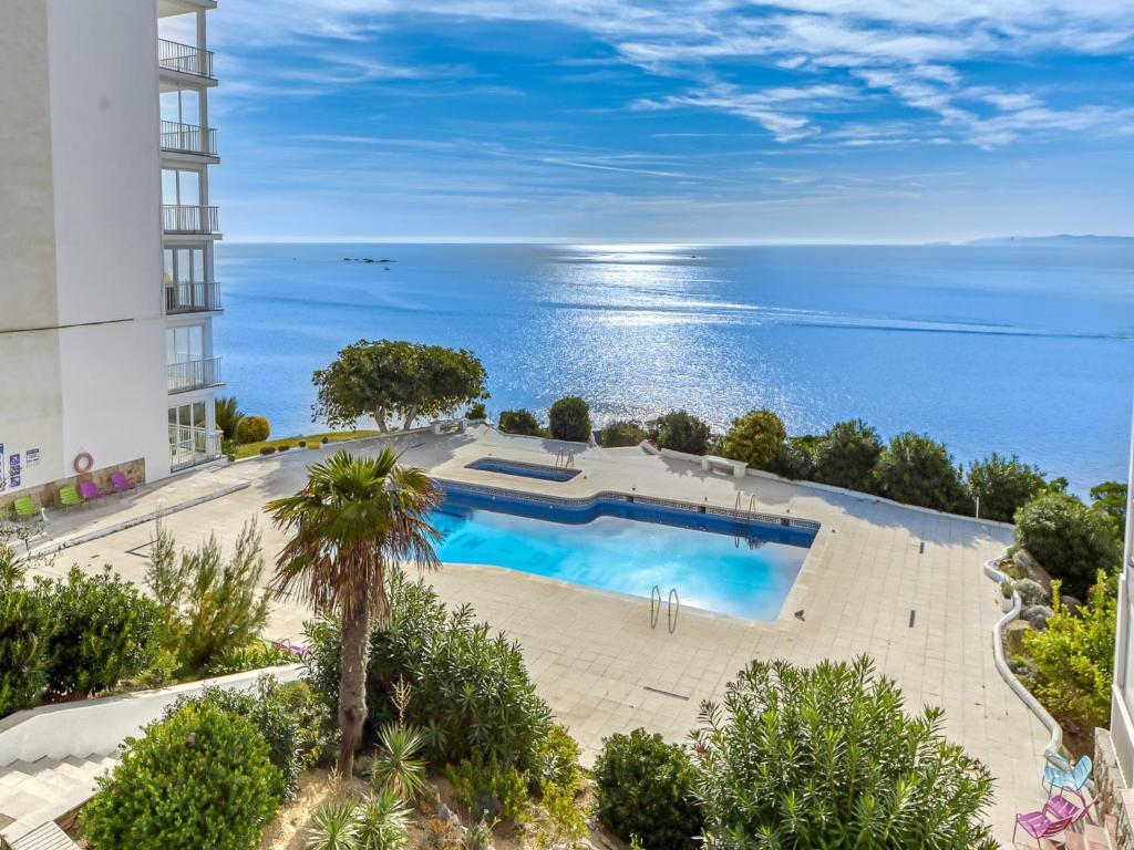 Apartment in Roses with Stunning Beachfront Views - 1