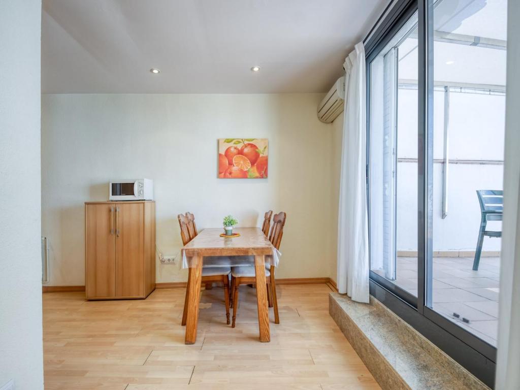Apartment in Roses with Beachfront Access - 4