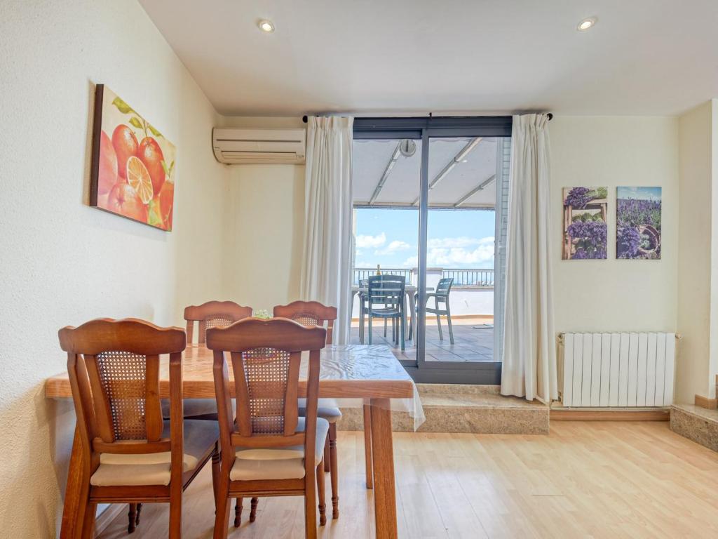 Apartment in Roses with Beachfront Access - 3