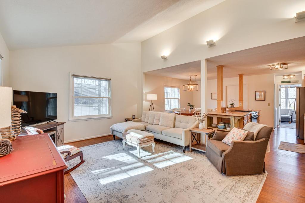 Lakefront Gem with Games in Westminster!, South Union