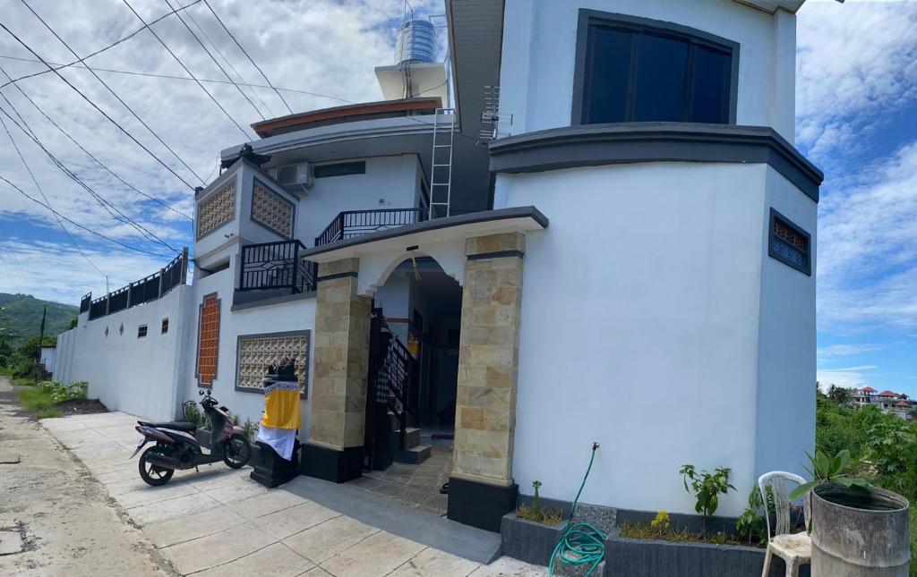 Darren Hostel, Lovina