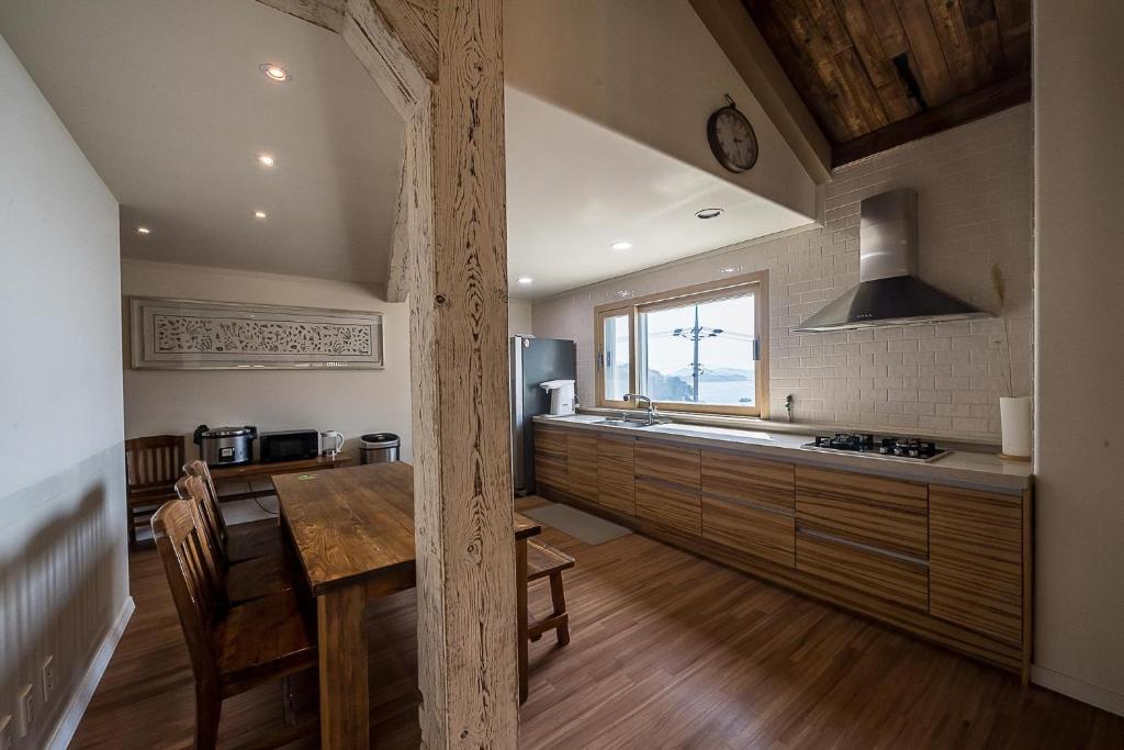 거제 바닷가 이솝아저씨네 집 야경