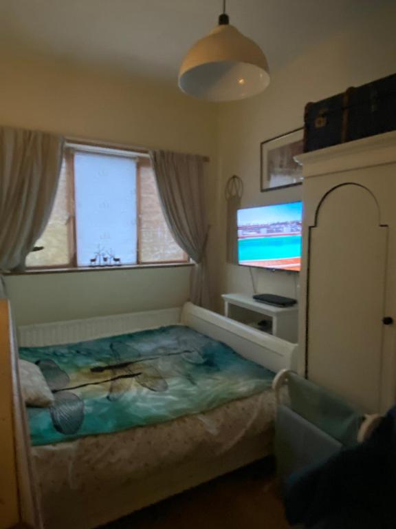 King Comfort tv microwave fridge, Upton