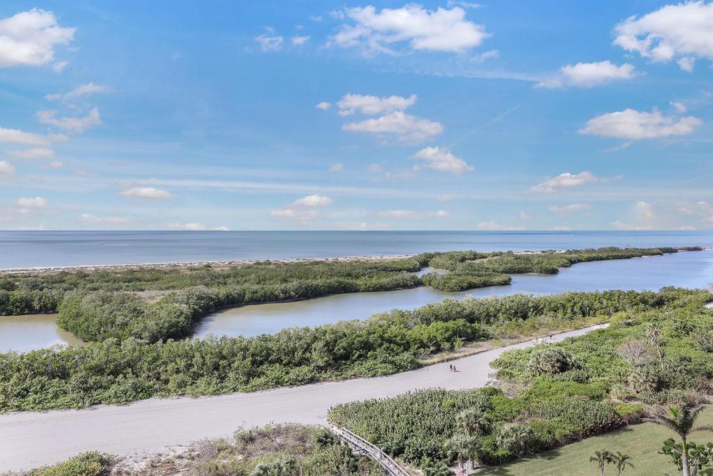 Elegant beachfront condo in private community, Marco Island