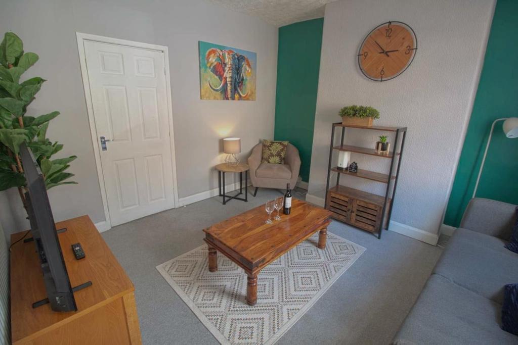 Egton St - Stylish house with parking, near town!, Hull