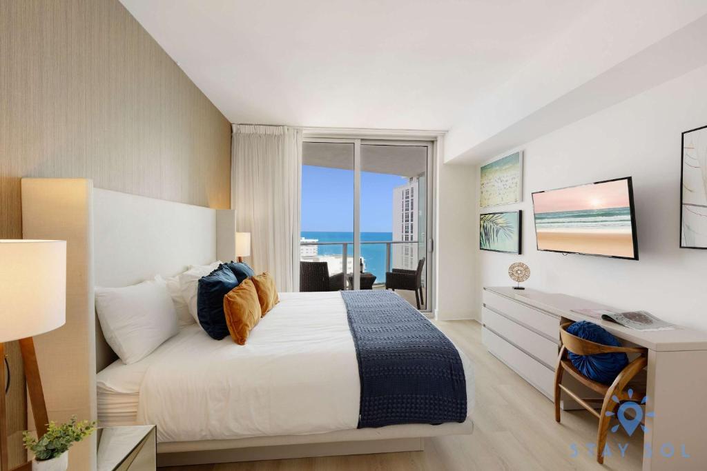 Apartment with Ocean View Balcony, Hollywood