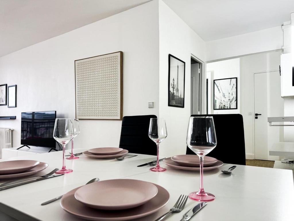 Best Eiffel Tower View Apartment - 3