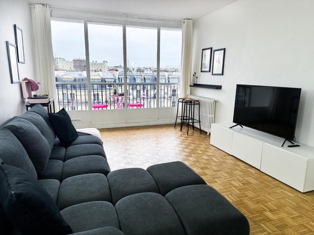 Best Eiffel Tower View Apartment - 4