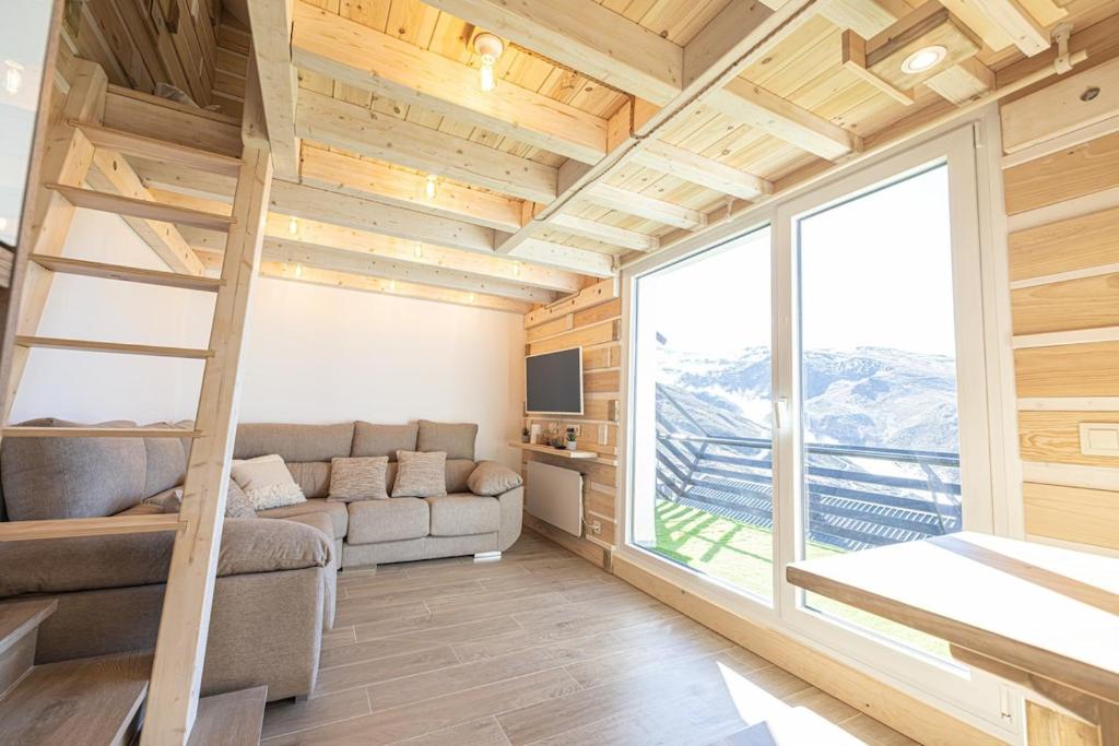 Lakhasmi, Sierra Nevada