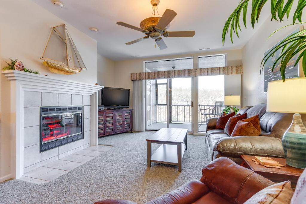 Private Boat Slip Family-Friendly Lazy Days Condo, Osage Beach