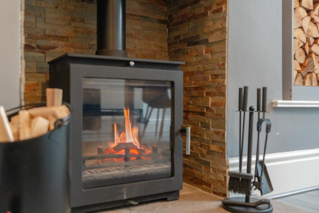 Glenroy Place - sleeps 7, private drive, log burner, Colne