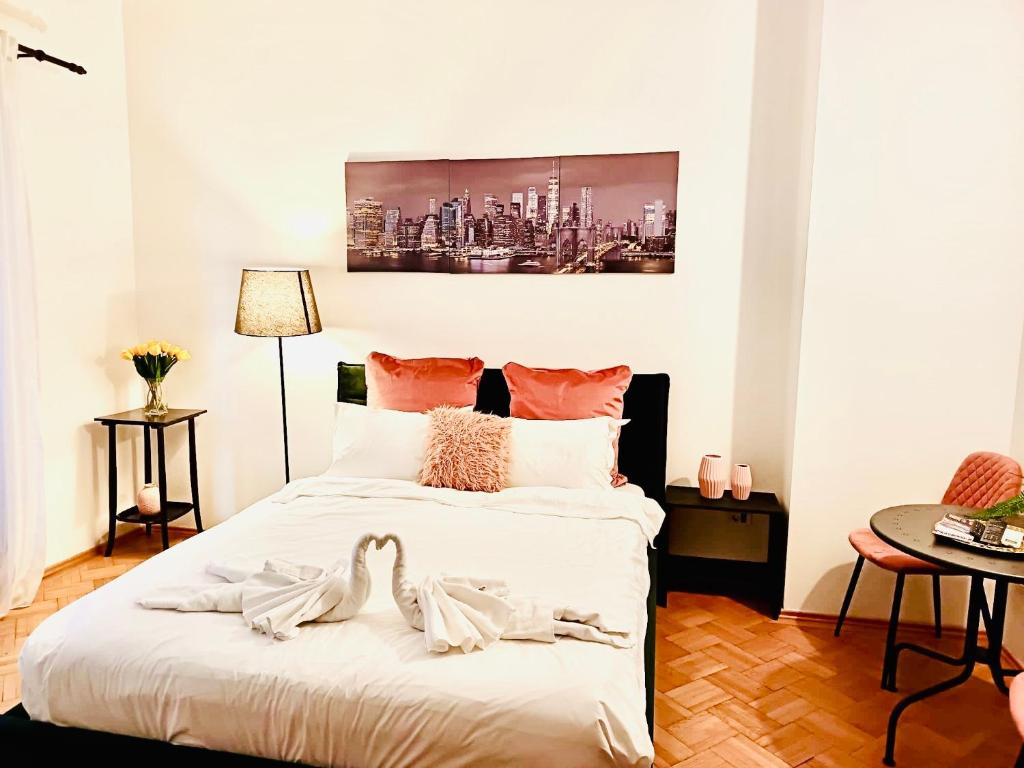 University Square Studio, Bukurešť