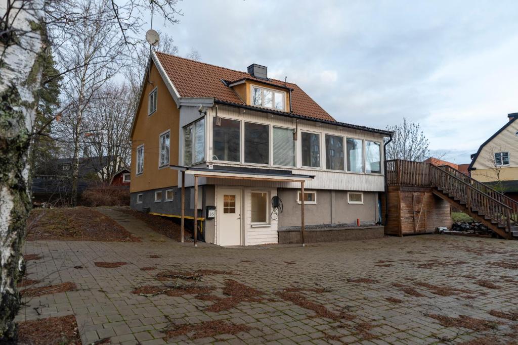 Danderyd - Eget hus med 12 min till STHLM city, Danderyd