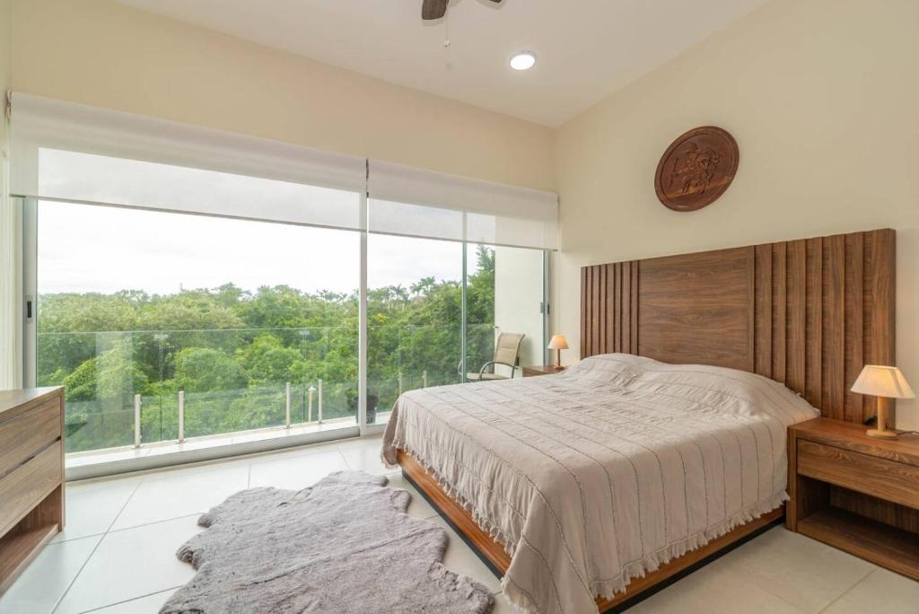 Stylish 2 BR Condo with Balcony, Rooftop Pool, HotTub - 3