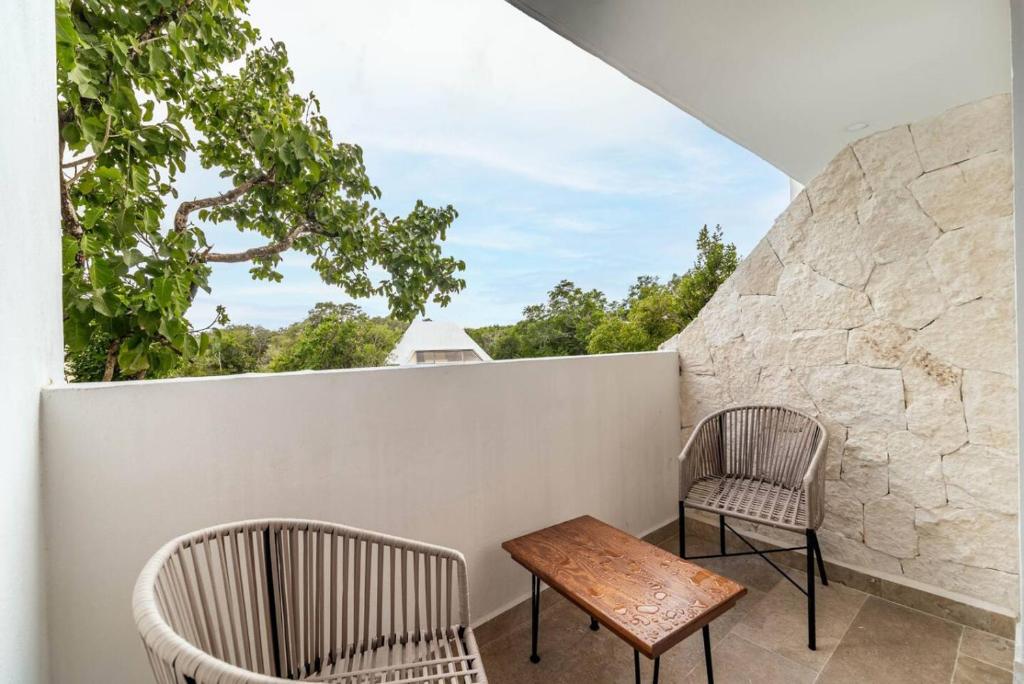 King Suite with Private Balcony, Gym, Rooftop Pool - 2