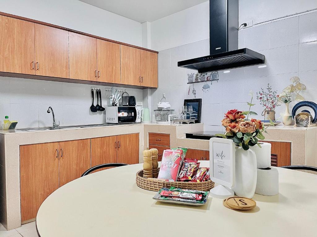 Genesis Urban Phuket, Ban Lo Long