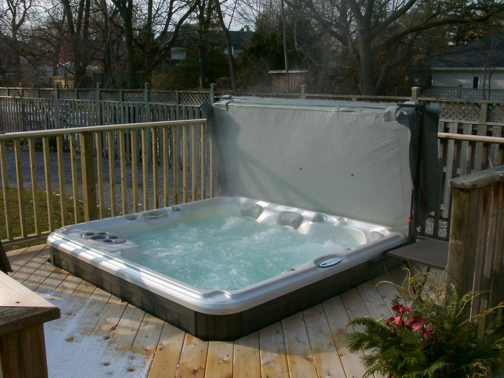 Spa, Antique Slumber Old Town Bed & Breakfast in Niagara On The Lake (ON)