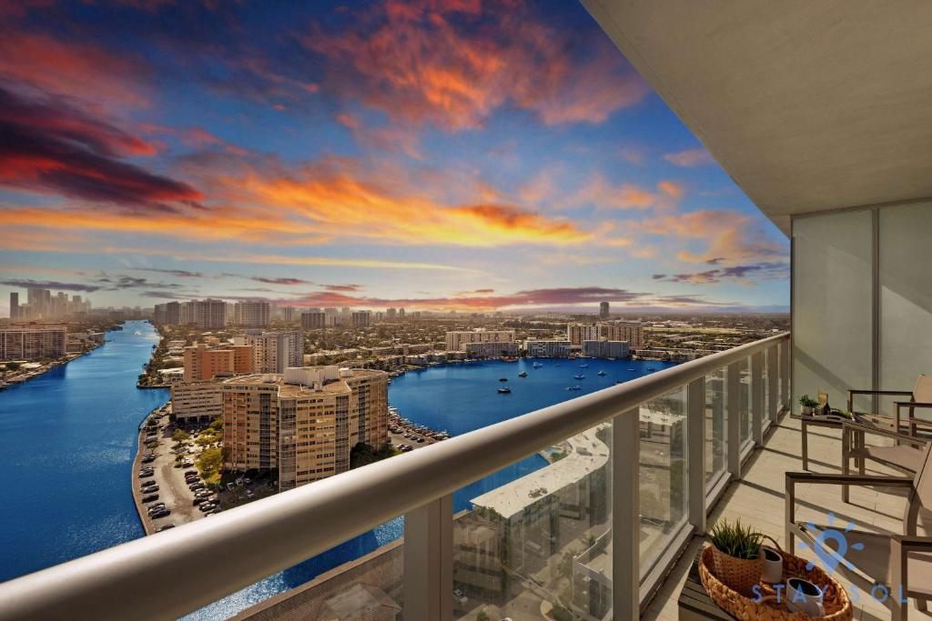 Infinite View - Balcony - Gym - Pool, Hallandale Beach