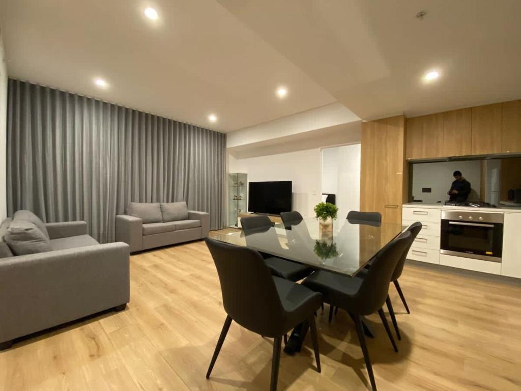Luxury 3 BR Apt with Pool-Gym-Sauna-Steam Room, Adelaide