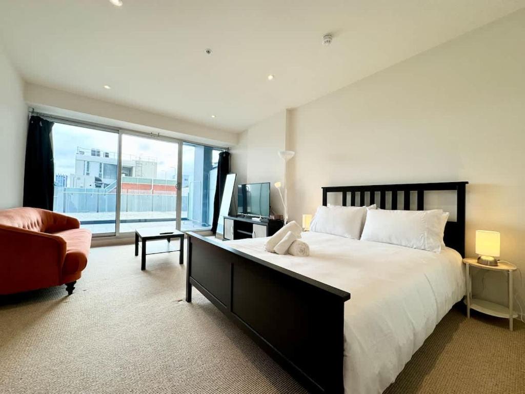 Morphett St Studio Retreat with Pool and Gym Access, Adelaide