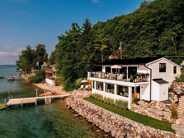 Water’s Edge Private Frontage + Dock Hot Tub AC, Traverse City