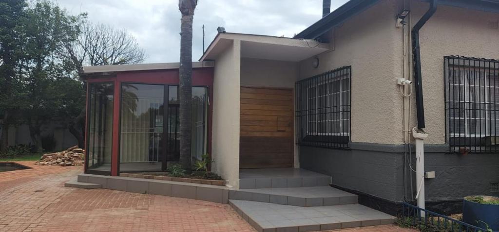 Gael Guest 5, Johannesburg