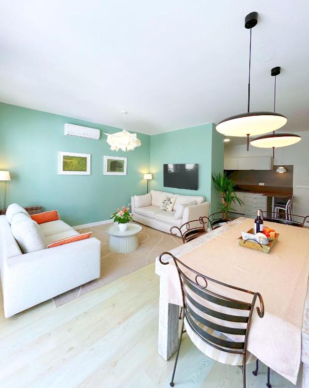 Abbott apartment - 1 min from the beach - 100m2 - sleeps 8, Sitges