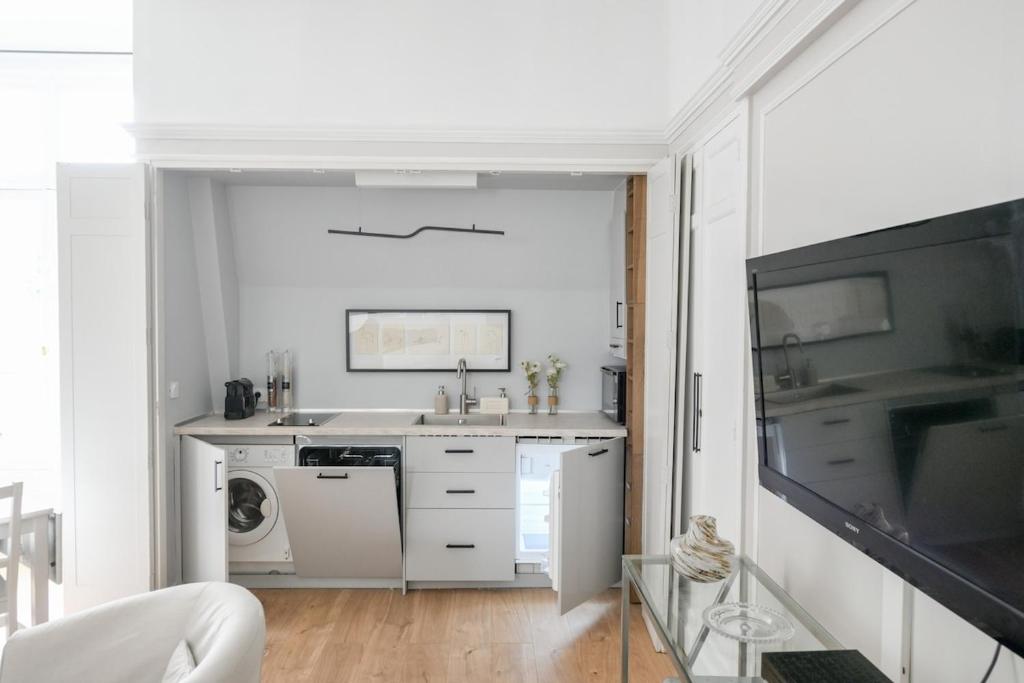 Chic apartment on the Champs-Élysées with AC - 5