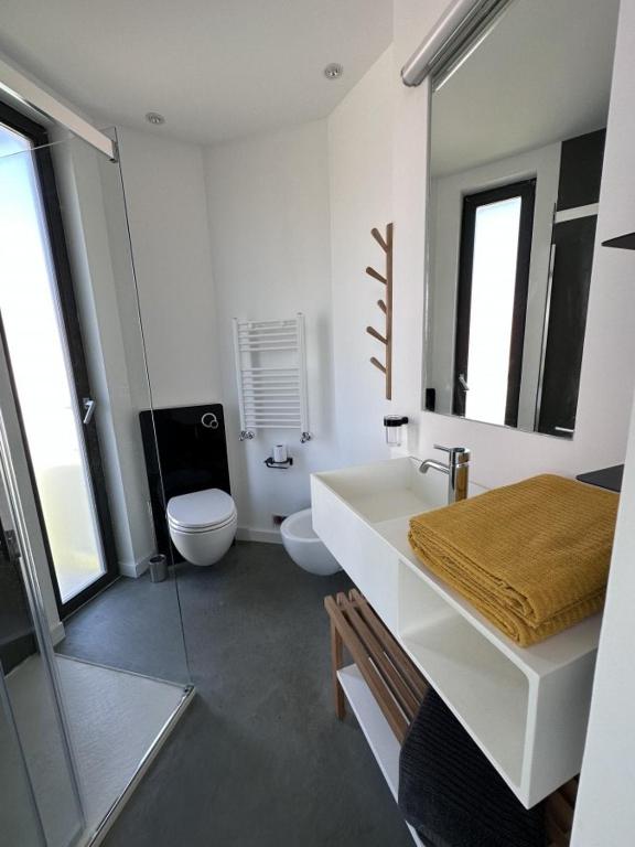 Private Front Beach Villa with garden and garage - 4