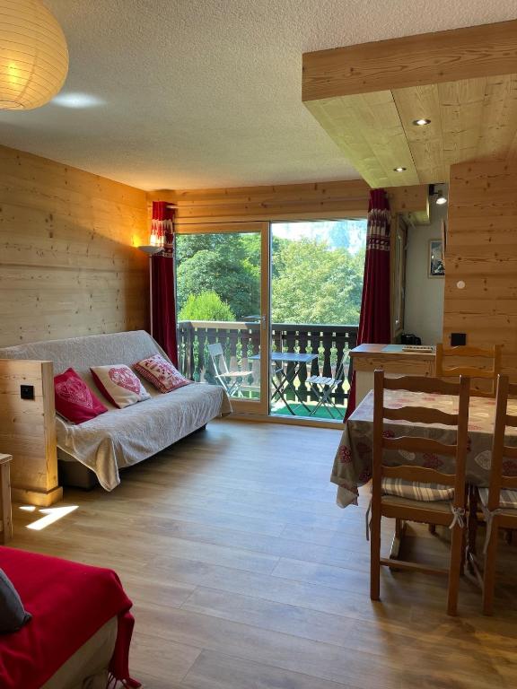 Carroz d Araches , 2 pièces rénové vue montagne, 4 personnes, 3 min du centre, parking,balcon - 1