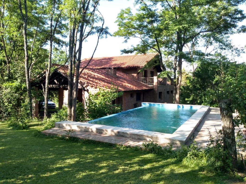 Casa completa con piscina y quincho en Ascochinga, 4 habitaciones, zona golf - 1