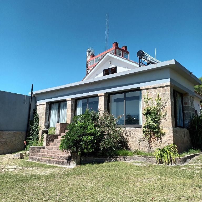 Casa con vista plena al lago y a la ciudad de Villa Carlos Paz IG alquilervillacarlospaz - 3