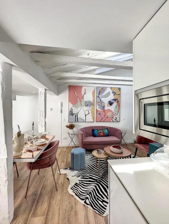 Chic Penthouse with Urban Charm & Rooftop - 2