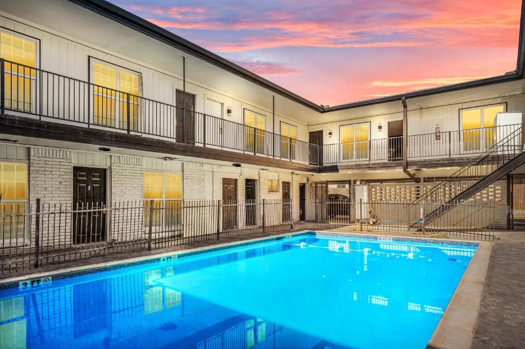 Relaxing 2BR Haven in Heights with Pool and Free Parking, Houston