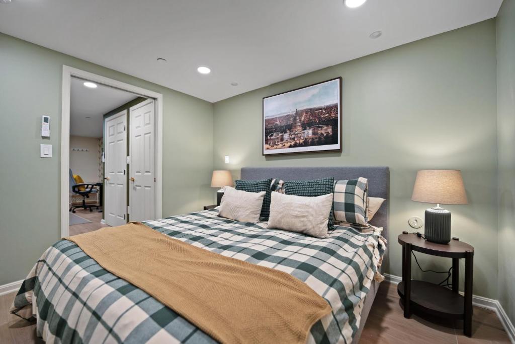 2 Blocks from the US Capitol, Washington