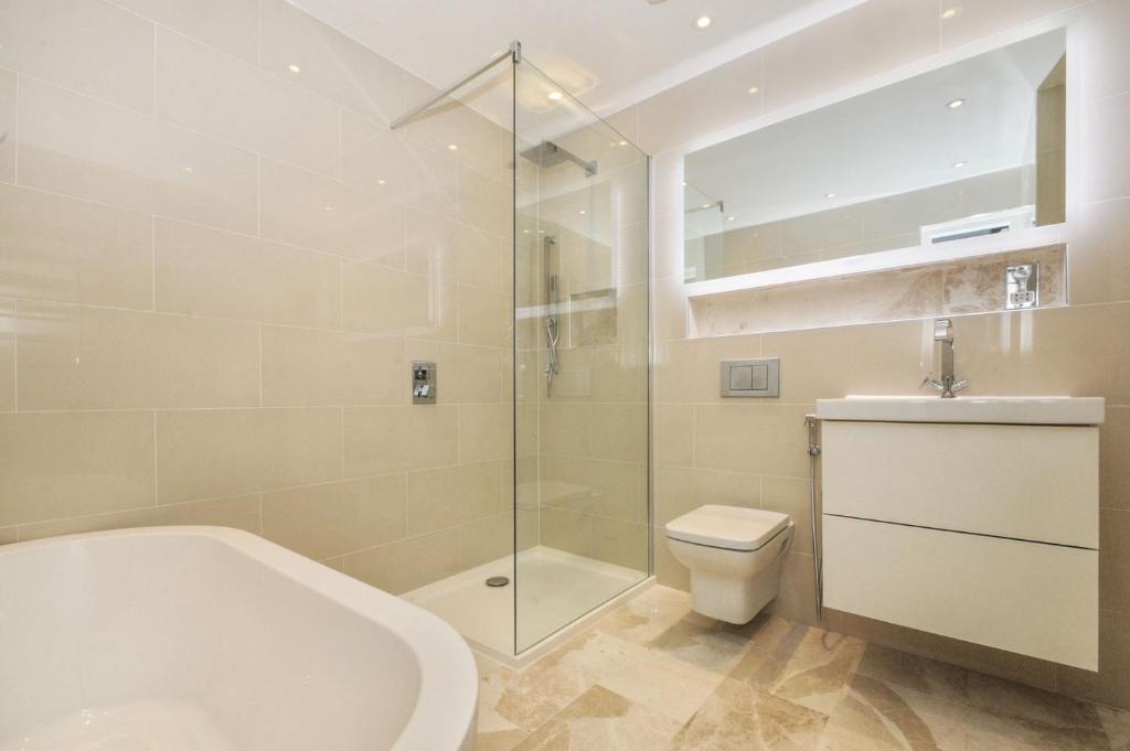 Luxury 2 bed/bath apartment next to Hyde Park photo
