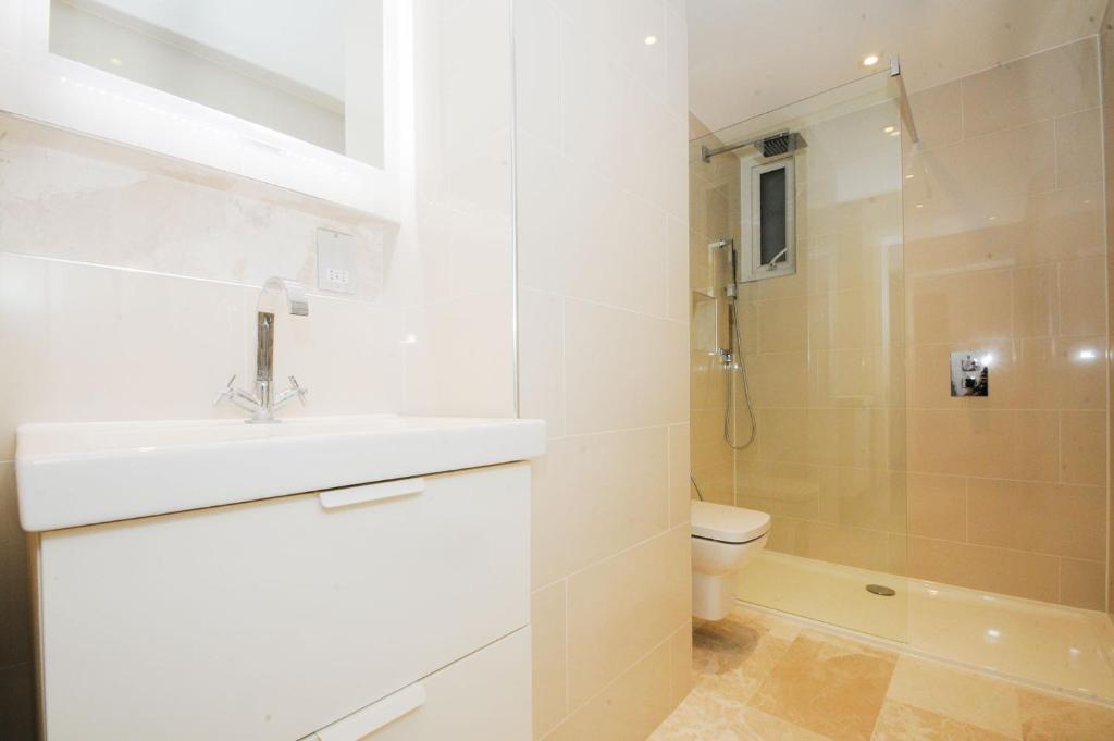 Luxury 2 bed/bath apartment next to Hyde Park photo