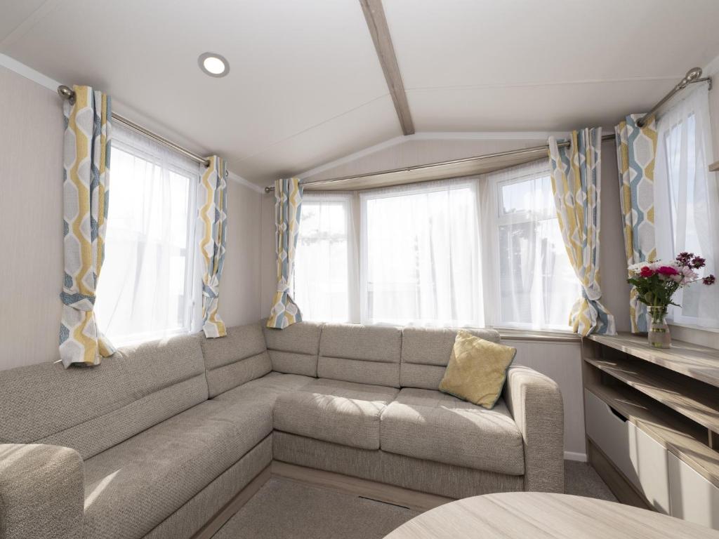 Sunbeam Caravan by Belvilla, Looe